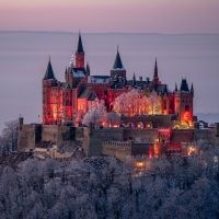 Burg Hohenzollern in winterlicher Abendstimmung und festlicher Beleuchtung