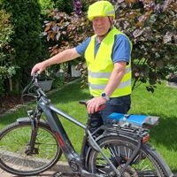 Foto eines Mannes mit Fahrrad