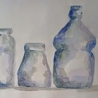 Aquarellmalerei von drei unterschiedlichen graublauen Glasflaschen auf hellem Untergrund