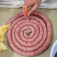 Foto einer aufgerollten Bratwurst