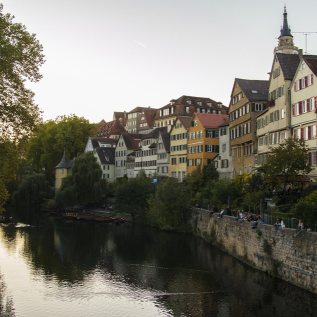 Eine Ansicht des Neckars auf den Hölderlinturm in Tübingen