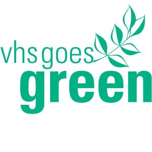 Schriftzug "vhs goes green" mit einem Zweig voller Blätter